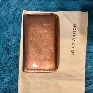 Louis Vuitton zip around Bronze zip around wallet! Excellent used condition.
